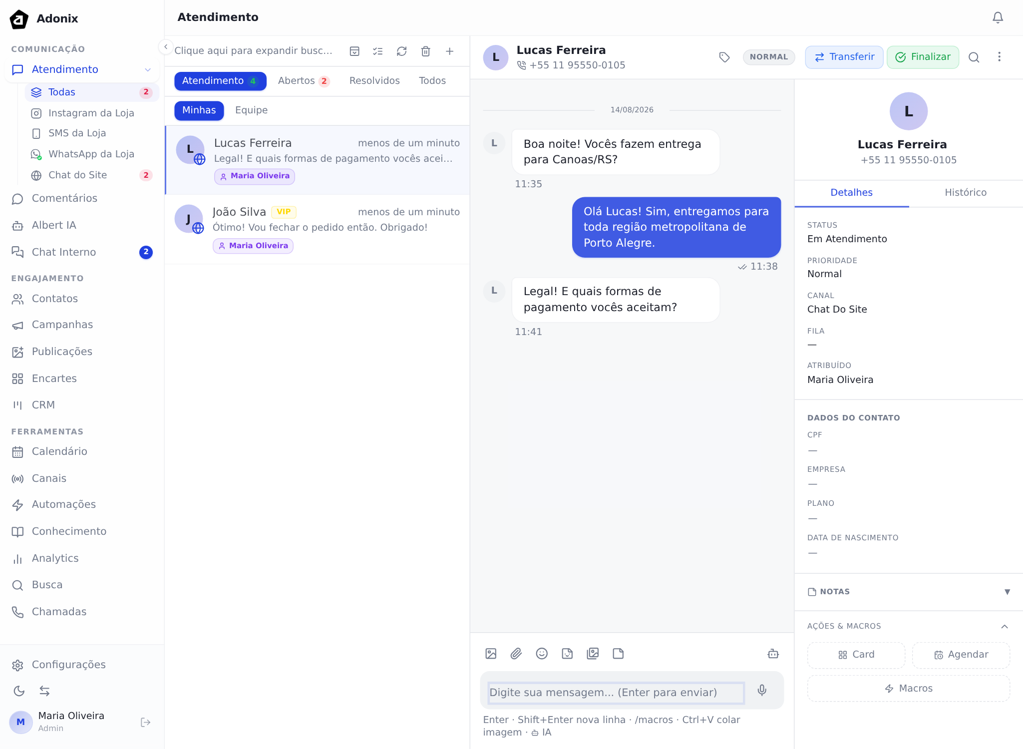 Tela de Atendimento com a lista de conversas, a conversa aberta e o painel do contato